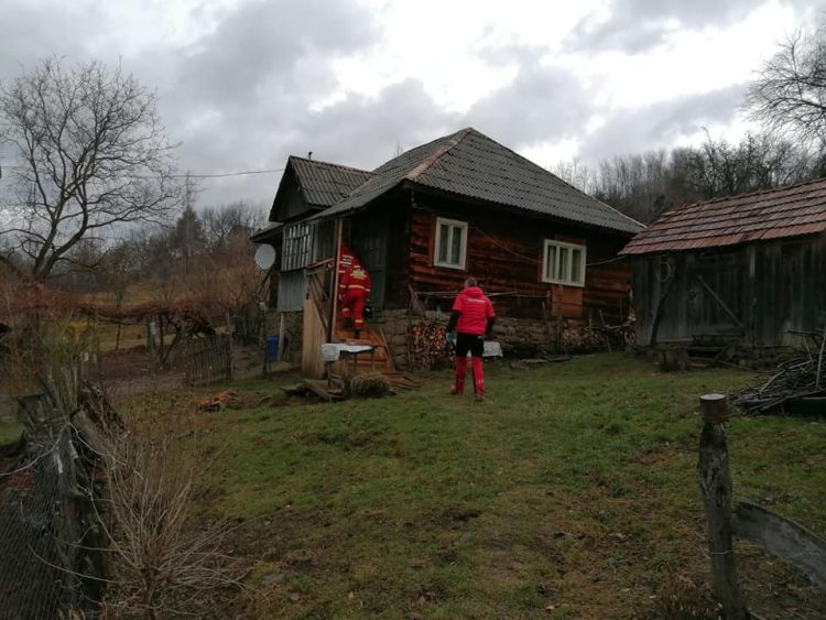Echipajele Salvamont intervin în zona Vişeu, pentru salvarea unei bătrâne