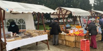 Targul de produse tradiționale din Piaţa Revoluţiei rămâne deschis inclusiv joi, 24 decembrie