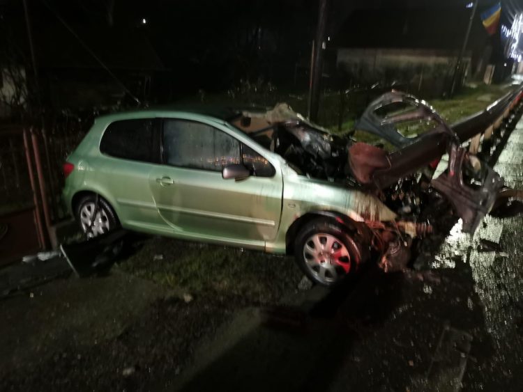Prăpăd la Tăuții de Sus. Cu 0,99 în etilotest un șofer a distrus totul în cale și, de față cu polițiștii, a sărit să îl bată pe un alt șofer