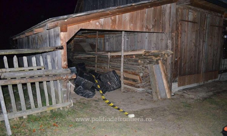Aproximativ 15.000 pachete cu țigări ascunse într-o şură confiscate la frontiera de nord a României