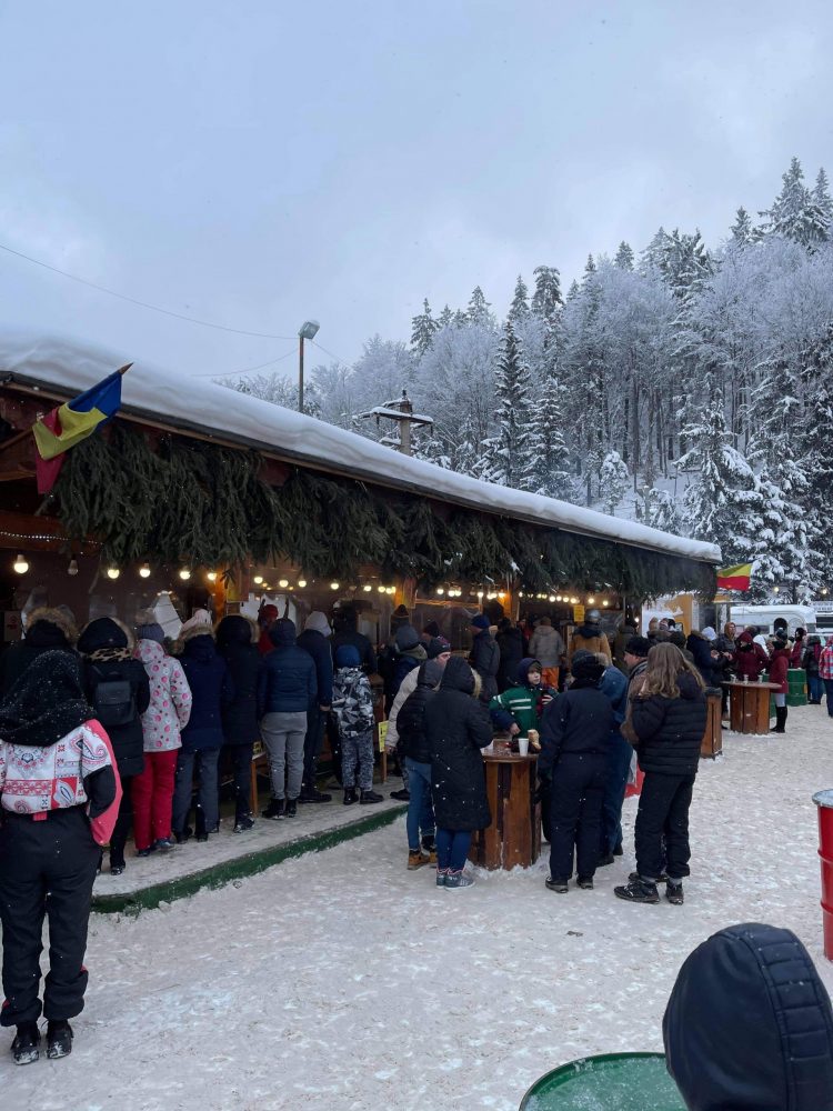 FOTO : PÂRTIILE DE SCHI DE LA CAVNIC ARHIPLINE. TRAFIC ÎNGREUNAT PE DJ184