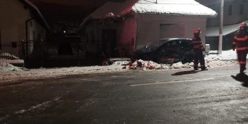 Mai mulţi răniţi, trei maşini făcute praf şi o conductă de gaz spartă la Tăuţii de Sus – foto