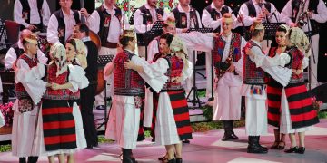 „Joc în sat”, spectacol online sâmbătă, 30 ianuarie, în cinstea tuturor celor care poartă numele Sfinților Trei Ierarhi Vasile, Grigore și Ioan