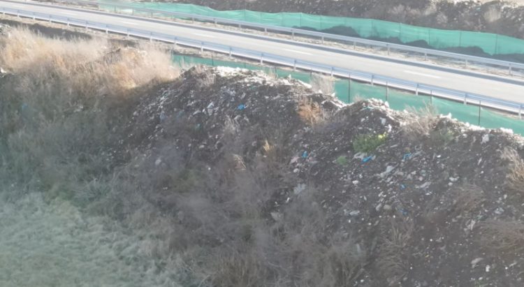 Autostrada din România, construită prin mijlocul unei gropi de gunoi