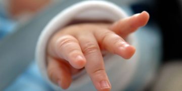 ARE NEVOIE DE SPRIJINUL NOSTRU. Bebelușul Nicolas de 3 săptămâni din Baia Mare necesită o operație urgentă pe inimă