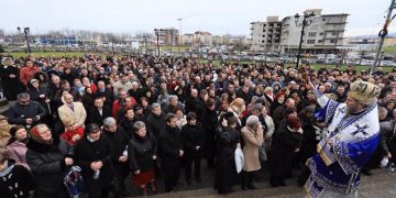Slujba Aghiasmei Mari, săvârşită de PS Iustin pe esplanada Catedralei Episcopale din Baia Mare