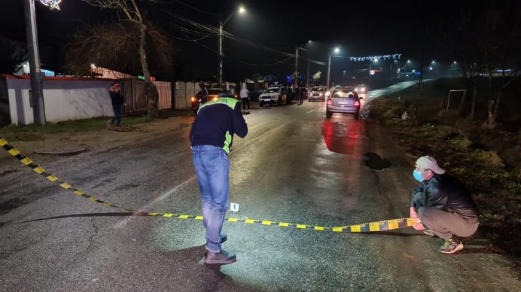 O fetiţă de 10 ani aflată la colindat a murit de Revelion, după ce a fost lovită de o maşină