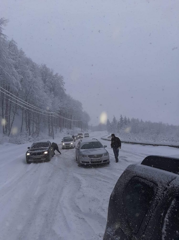 Iarna ne ia prin surprindere. Zeci de maşini blocate în Maramureş din cauza zăpezii – FOTO, VIDEO