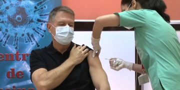 Președintele Klaus Iohannis a fost vaccinat împotriva COVID-19, în direct la TV