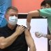 Președintele Klaus Iohannis a fost vaccinat împotriva COVID-19, în direct la TV