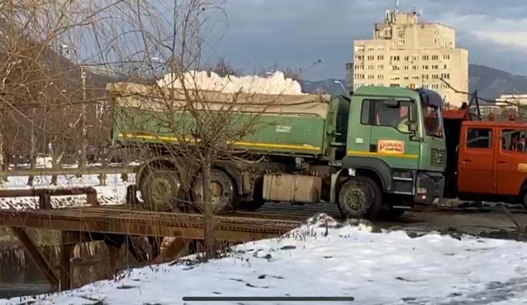EXCLUSIV: BĂTAIE DE JOC ÎN BAIA MARE. ZĂPADA TOXICĂ DE PE STRĂZILE ORAȘULUI ARUNCATĂ DIRECT ÎN RÂUL SĂSAR. GARDA DE MEDIU MARAMUREȘ DOARME LINIȘTITĂ!!!