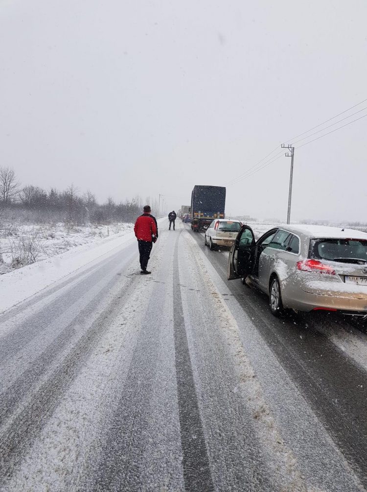 FOTO – Ninsoarea face ravagii în Maramureș, iar drumarii stau cu mâinile în sân!