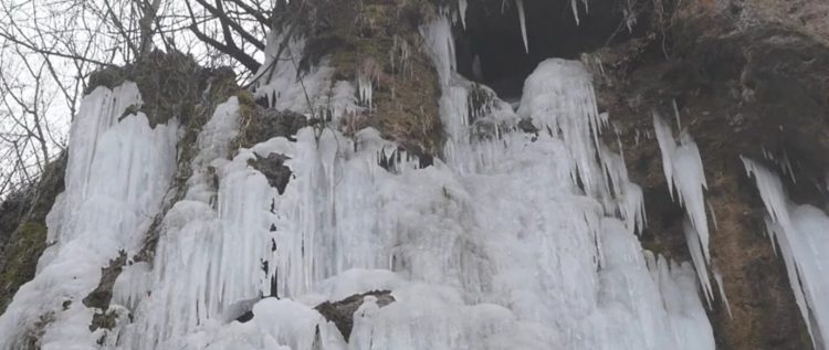 Comoara din inima munților: Cascada Șipote, ca o statuie de cleștar după ce a înghețat