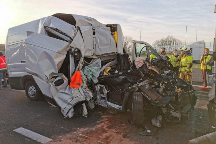 Şofer român aruncat prin parbriz, după ce s-a înfipt cu duba într-un TIR, pe o autostradă din Belgia – foto