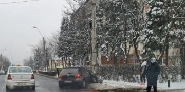 Coliziune pe Bd. Independenţei. O maşină a ajuns într-un stâlp – foto