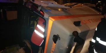 Accident TRAGIC: O pacientă infectată cu COVID-19 a decedat, după ce ambulanța în care se afla a intrat într-un cap de pod