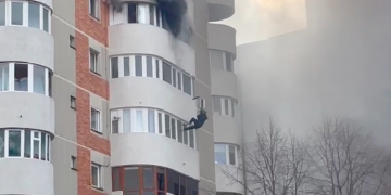 Tragedie la Constanţa. O femeie a murit în timp ce încerca să scape din locuința cuprinsă de incendiu. A căzut de la etaj sub ochii pompierilor, veniți fără scară și saltea