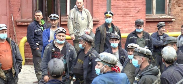 65 de mineri continuă protestul în subteran la Lupeni