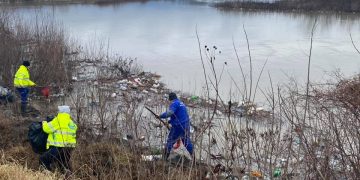 Râurile Lăpuş şi Someş, curăţate de deşeurile plutitoare