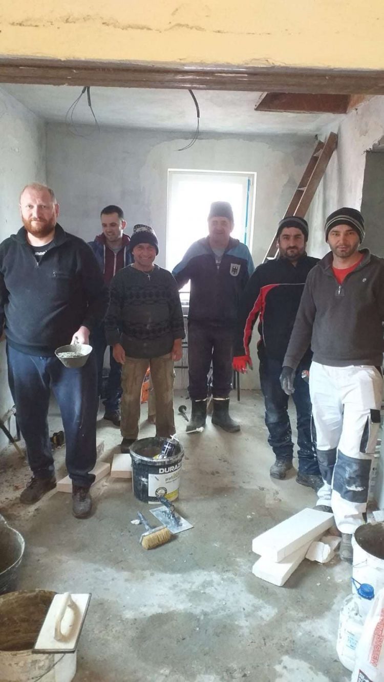 Preoții din cadrul Protopopiatului Ortodox Lăpuș continuă lucrările de finisare la casa preotului Romulus Costinar