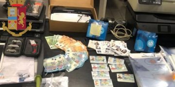 Trei români au fost prinși de polițiștii italieni, în timp ce falsificau acte pentru venitul de cetăţenie