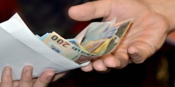 Liderii coaliției de guvernare au decis să nu elimine sporurile bugetarilor: „Momentan nu o să vină nimic dinspre guvern legat de sporuri”