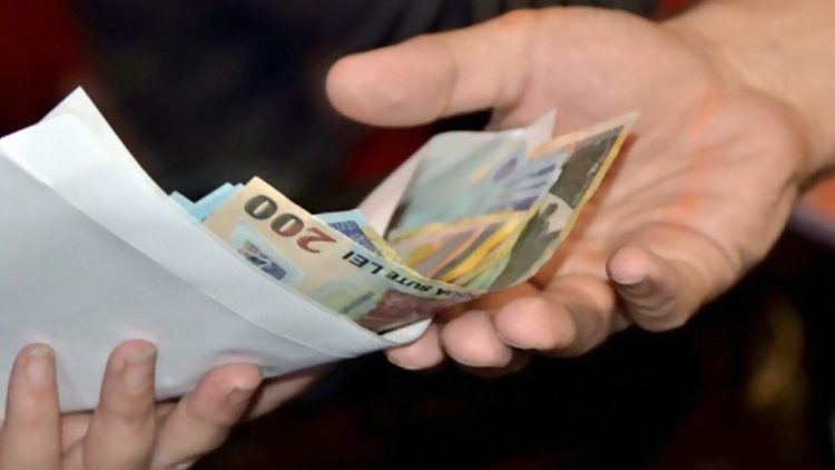 Liderii coaliției de guvernare au decis să nu elimine sporurile bugetarilor: „Momentan nu o să vină nimic dinspre guvern legat de sporuri”