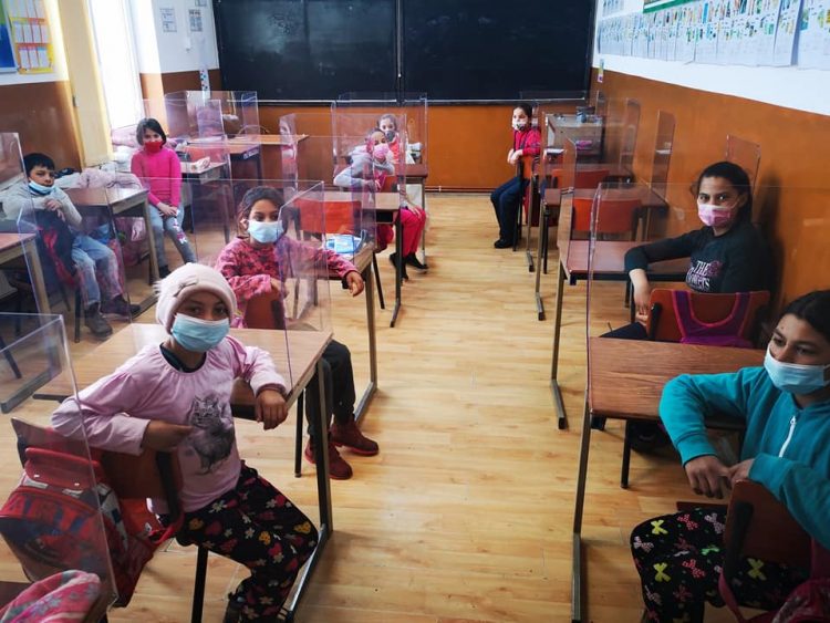 Reprezentanții Centrului de Cercetare si Formare a Universității de Nord Baia Mare sprijină o clasă de elevi din Trestia, pentru a depăși situațiile dificile din familiile lor