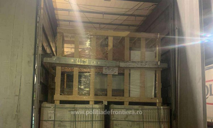 46 de cetățeni străini, ascunși într-un camion, depistati de polițiștii de frontieră de la PTF Borș II