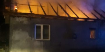 DE ULTIMĂ ORĂ: Incendiu violent în Dumbrăvița! Acoperișul unei case arde ca o torță – Foto