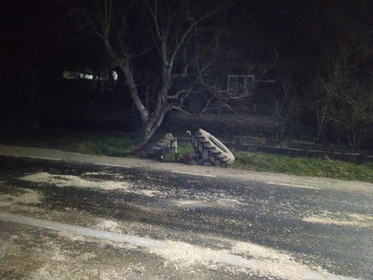 „Accident miraculos” – tractor rupt în două în Carbunar