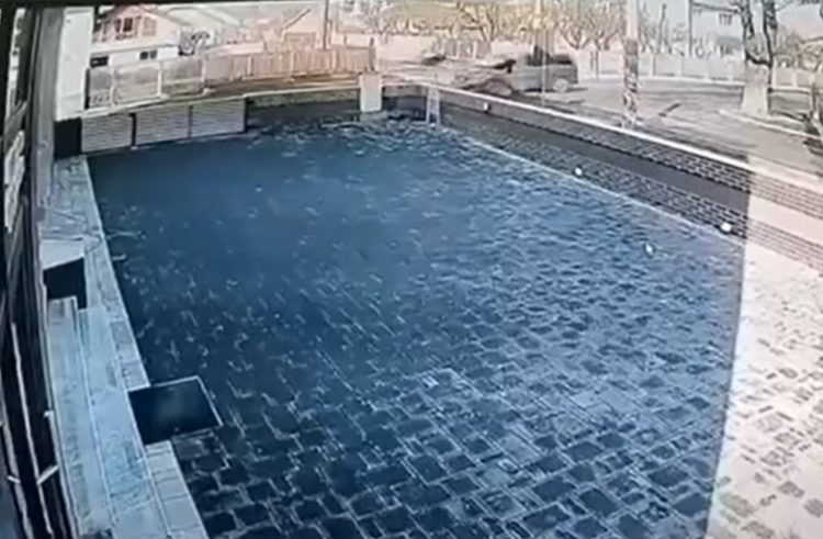 Momentul şocant în care motociclistul de 17 ani este spulberat de un microbuz la Sighetu Marmaţiei – video