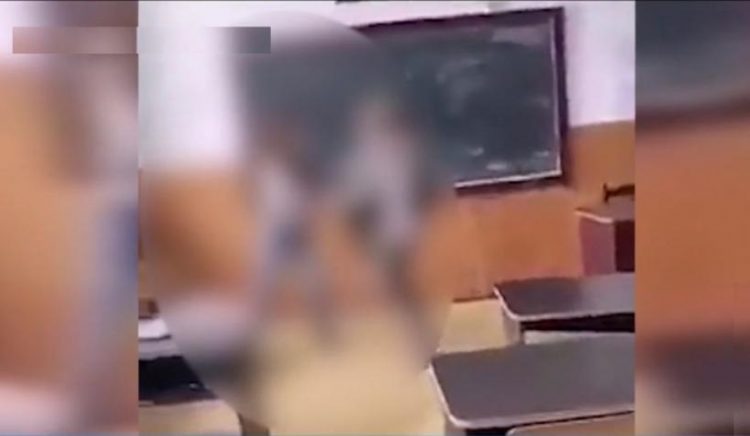 Pumni şi picioare între două eleve în sala de clasă. Bătaia cruntă, filmată de colegii lor