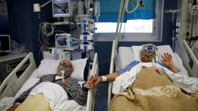 Doi bătrânei internați în spital cu coronavirus i-au rugat pe medici să-i lase să-și atingă mâinile măcar pentru o clipă