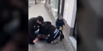 Bărbat pus la pământ de doi polițiști în fața propriului copil… pentru că nu purta mască