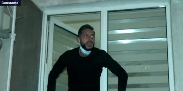 Un bărbat al cărui tată a murit de COVID, huiduit de protestatari când i-a certat că au ieșit în stradă