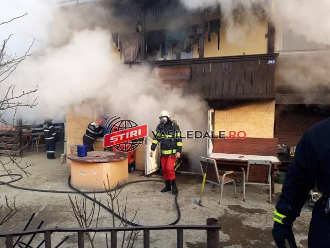 FOTO: A LUAT FOC UN MAGAZIN ALIMENTAR DIN DUMBRĂVIŢA (ACTUALIZARE)