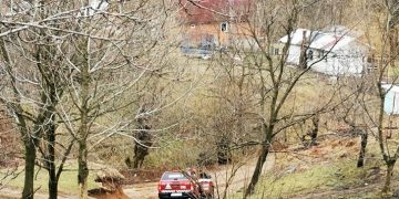 Intervenţie Salvamont Maramureş. Bărbat de 56 ani, care a suferit un AVC, coborât din Ulmoasa, dintr-o zonă cu acces extrem de greu