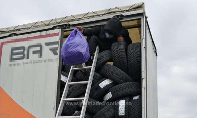 14 cetăţeni din Afganistan și Pakistan, care încercau să treacă ilegal frontiera în Ungaria, depistați de polițiști ascunși în trei automarfare