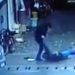 Revoltător! Femeie snopită în bătaie de soț, în plină stradă – VIDEO