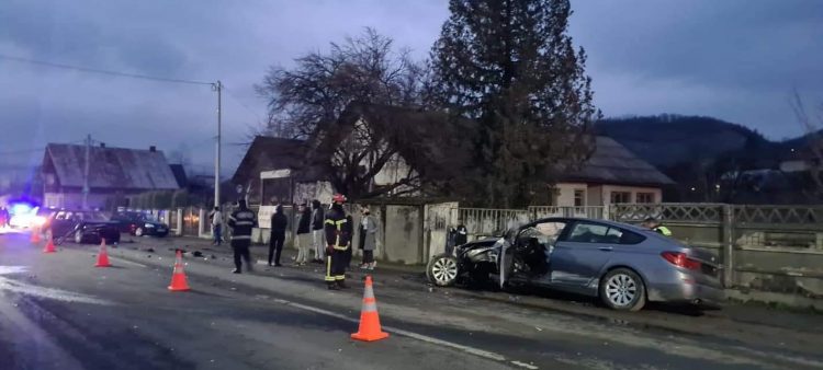GALERIE FOTO – ACCIDENT GRAV: UN BMW A SPULBERAT UN AUTOTURISM CONDUS DE UN POLIȚIST LA VIȘEU DE SUS