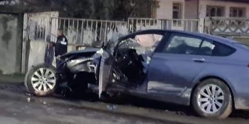 GALERIE FOTO – ACCIDENT GRAV: UN BMW A SPULBERAT UN AUTOTURISM CONDUS DE UN POLIȚIST LA VIȘEU DE SUS