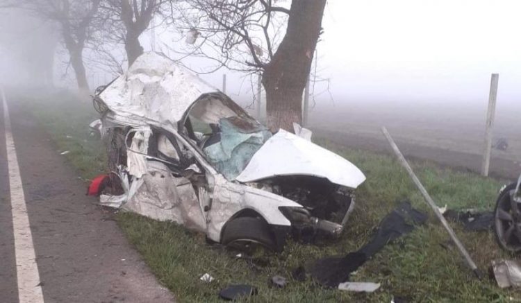 Maşină ruptă în două după un accident la peste 130 km/h, şoferul mort pe loc
