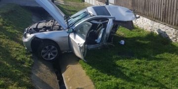 BMW rupt în două în urma unui accident. Jumătate din maşină a ajuns pe partea opusă a şoselei, iar şoferul la spital
