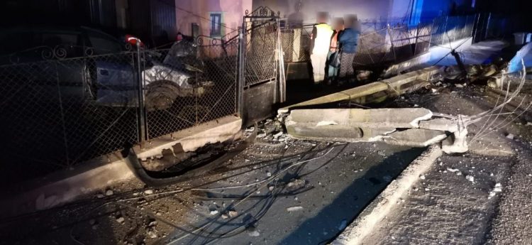 A ajuns cu maşina în curtea unei case, după ce a rupt un stâlp de electricitate – foto