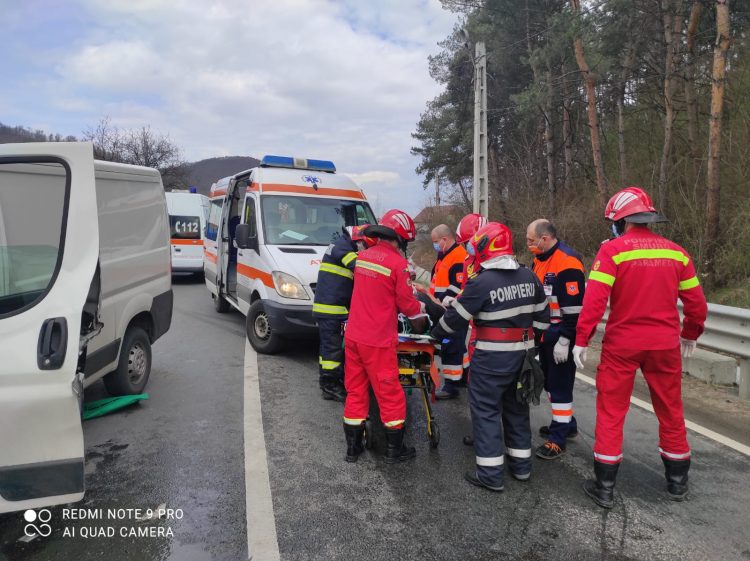 Imagini de la accidentul de la Vadu Izei. O persoană de 43 de ani a ajuns la spital