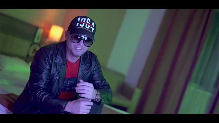 Un manelist cunoscut, bătut la o petrecere la Vişeu de Sus, unde fusese chemat să cânte. Agresorii i-au întins o capcană și l-au bătut şi pe prietenul lui