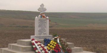 O bătrână de 86 de ani a construit din pensia de 600 de lei un monument în memoria eroilor