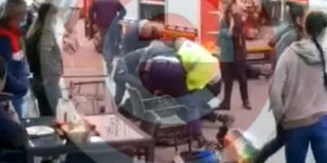 Un bărbat a murit asfixiat după ce a fost imobilizat și pus la pământ de polițiști. Oamenii legii au fost reţinuţi