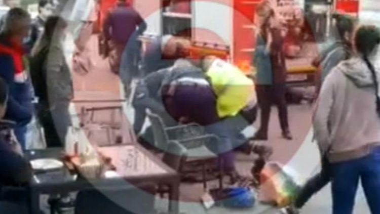 Un bărbat a murit asfixiat după ce a fost imobilizat și pus la pământ de polițiști. Oamenii legii au fost reţinuţi